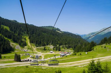 Chatel, Fransa - 14 Temmuz 2015. Pierre-Longue sandalye-lift, Portes du Soleil bölgesinde- bir yaz tatili için harika bir yer, bisiklet ve yürüyüş parkurları için ideal. 