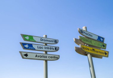 Alp dağlarında yol tabelası