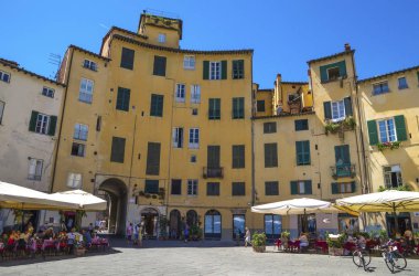 Lucca Province, Toskana, İtalya - 25 Haziran 2015. Amfitiyatro Meydanı, Toskana şehrinin kalbinde, Lucca, İtalya 