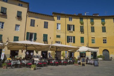 Lucca Province, Toskana, İtalya - 25 Haziran 2015. Amfitiyatro Meydanı, Toskana şehrinin kalbinde, Lucca, İtalya 