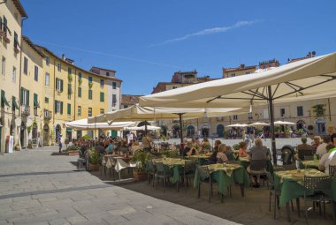 Lucca Province, Toskana, İtalya - 25 Haziran 2015. Amfitiyatro Meydanı, Toskana şehrinin kalbinde, Lucca, İtalya 