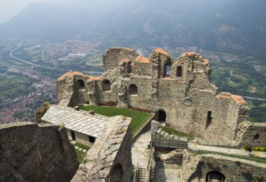 Torino, İtalya - 30 Haziran 2015. Gotik ve Romanesk mimarinin unsurlarıile ünlü Sacra di San Michele antik kalıntıları ,dini kompleks (Val Di Susa , Piemonte , İtalya)