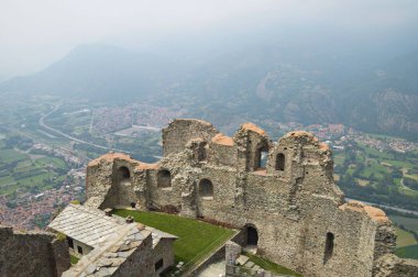 Torino, İtalya - 30 Haziran 2015. Gotik ve Romanesk mimarinin unsurlarıile ünlü Sacra di San Michele antik kalıntıları ,dini kompleks (Val Di Susa , Piemonte , İtalya)
