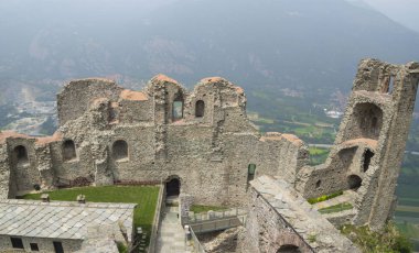 Torino, İtalya - 30 Haziran 2015. Gotik ve Romanesk mimarinin unsurlarıile ünlü Sacra di San Michele antik kalıntıları ,dini kompleks (Val Di Susa , Piemonte , İtalya)