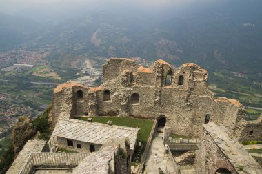 Torino, İtalya - 30 Haziran 2015. Gotik ve Romanesk mimarinin unsurlarıile ünlü Sacra di San Michele antik kalıntıları ,dini kompleks (Val Di Susa , Piemonte , İtalya)