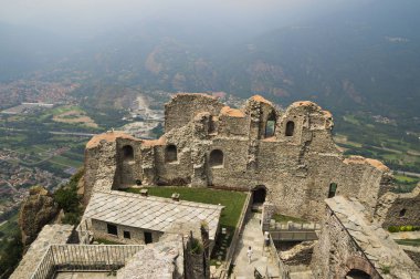 Torino, İtalya - 30 Haziran 2015. Gotik ve Romanesk mimarinin unsurlarıile ünlü Sacra di San Michele antik kalıntıları ,dini kompleks (Val Di Susa , Piemonte , İtalya)