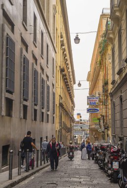 Napoli, İtalya - 11 Kasım 2015.İtalya'nın ve tüm dünyanın en çekici şehirlerinden biri olan Napoli şehrinin bir parçası olan Quartieri Spagnoli'de (İspanyol Mahalleleri) tipik sonbahar günü. 