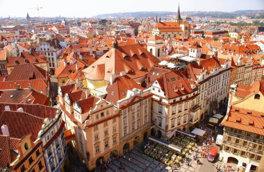 Prag,Çek Cumhuriyeti - 18 Temmuz 2014. Old Town Hall Tower, Prag Eski Kenti'nin güzel bir panoramik manzarasını sunmaktadır.. 