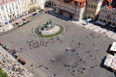 Prag,Çek Cumhuriyeti - 18 Temmuz 2014. Avrupa'nın en ünlü başkentlerinden biri olan Prag'ın Eski Kent'inde turistler. 