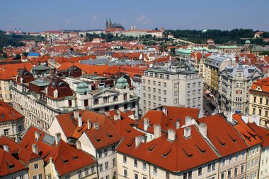 Prag,Çek Cumhuriyeti - 18 Temmuz 2014. Old Town Hall Tower, Prag Eski Kenti'nin güzel bir panoramik manzarasını sunmaktadır.. 