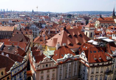 Prag,Çek Cumhuriyeti - 18 Temmuz 2014. Old Town Hall Tower, Prag Eski Kenti'nin güzel bir panoramik manzarasını sunmaktadır.. 