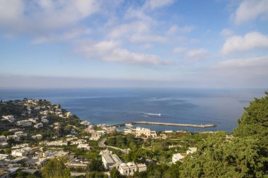 Güneşli bir sonbahar gününde Capri sahil 