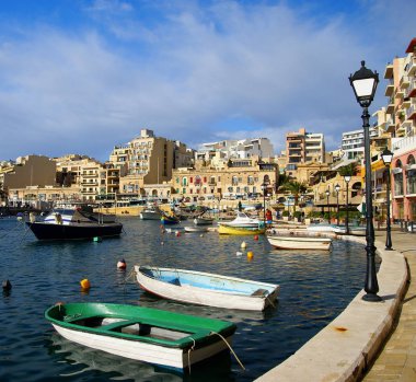 Malta Adası,Avrupa - 11 Kasım 2014. Spinola Bay güzel sonbahar sabahı, St Julian's , yer balıkçı tekneleri dolu , Malta Adaları awesome her mevsim hedef.