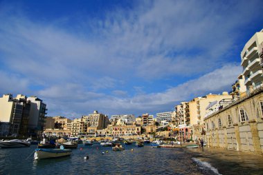 Malta Adası,Avrupa - 11 Kasım 2014. Spinola Bay güzel sonbahar sabahı, St Julian's , yer balıkçı tekneleri dolu , Malta Adaları awesome her mevsim hedef.
