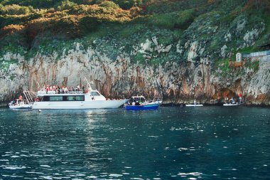 Grotta Azzura, Capri Adası önünde Turistler. Sanayi, uçurum.