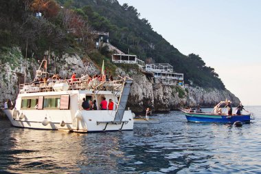 Grotta Azzura, Capri Adası önünde Turistler. Sanayi, uçurum.