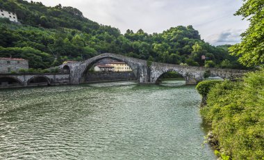 Lucca Province, Toskana, İtalya - 25 Haziran 2015. Ünlü Ponte Maddelena Devil's Bridge üzerinde gün batımı, Fransa'dan Roma'ya erken ortaçağ yolu. 