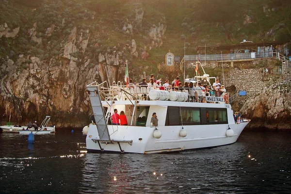 Grotta Azzura Capri Adası Önünde Turistler Sanayi Uçurum — Stok fotoğraf