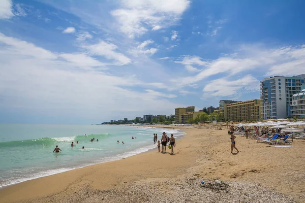 Golden Sands Beach, Varna - 22 Mayıs 2016. Golden Sands Beach , yaz cazibe ve Varna Karadeniz'de tatil, Bulgaristan. Glarus Hotel'den görünüm. 