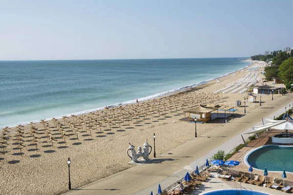 瓦尔纳金沙海滩 2016年5月22日 金沙海滩 夏季景点和度假胜地在黑海瓦尔纳 保加利亚 从格拉鲁斯酒店看 — 图库照片