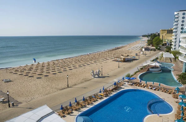 Golden Sands Beach, Varna - 22 Mayıs 2016. Golden Sands Beach , yaz cazibe ve Varna Karadeniz'de tatil, Bulgaristan. Glarus Hotel'den görünüm. 