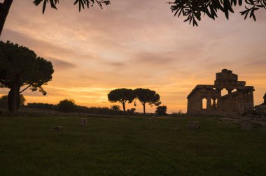 Paestum 'da bir sonbahar akşamı - UNESCO Dünya Mirası Alanı, dünyanın en iyi korunmuş antik Yunan tapınaklarının bir kısmıyla