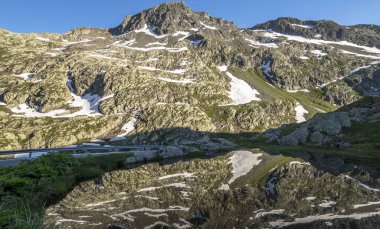 Saint Bernard Pass,İsviçre - 6 Haziran 2015.Yaz akşamı manzara,dağların su yansıması,Büyük Saint Bernard Geçidi, İtalya'dan İsviçre'ye Aosta Vadisi boyunca uzanan antik yol.