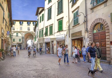 Lucca, İtalya - 25 Haziran 2015. Lucca antik kentinde güneşli yaz günü ,Ortaçağ kale ve Toskana komün, Puccini' memleketi. 