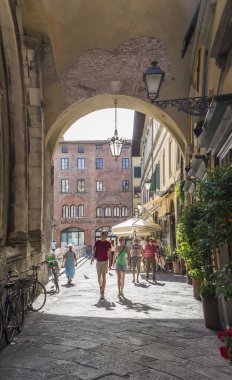 Lucca, İtalya - 25 Haziran 2015. Lucca antik kentinde güneşli yaz günü ,Ortaçağ kale ve Toskana komün, Puccini' memleketi. 