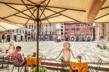 Lucca, İtalya - 25 Haziran 2015. Lucca antik kentinde güneşli yaz günü ,Ortaçağ kale ve Toskana komün, Puccini' memleketi. 