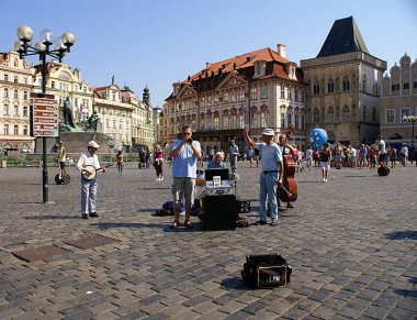 Prag,Çek Cumhuriyeti - 18 Temmuz 2014. Avrupa'nın en çok ziyaret edilen başkentlerinden biri olan Prag'ın Eski Kent'inde turist kalabalığı. Enstrümantal grup sokakta şarkı söylüyor.  