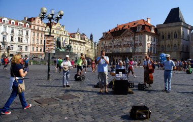 Prag,Çek Cumhuriyeti - 18 Temmuz 2014. Avrupa'nın en çok ziyaret edilen başkentlerinden biri olan Prag'ın Eski Kent'inde turist kalabalığı. Enstrümantal grup sokakta şarkı söylüyor.  