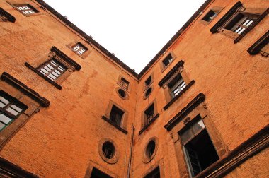 Napoli, İtalya - 13 Kasım 2015. Ortaçağ Castel Nuovo içinde Duvarlar -Yeni Kale, Napoli, İtalya şehrinin en turistik biri. 