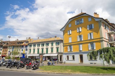 Vevey, İsviçre - 8 Temmuz 2015. Vevey dramatik yaz günü, kasaba , İsviçre'de Cenevre Gölü kıyısında. 