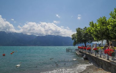 Vevey, İsviçre - 8 Temmuz 2015. Riviera'nın Cenevre Gölü'nün Vevey'deki görünümü, İsviçre'de.