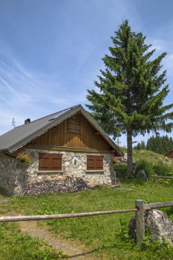Pertuis taş evler Grubu ,at 1694 m , Portes du Soleil bölgesinde kayak pistlerinin üst biri , Fransız Alpleri Dağları 