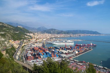 Salerno, İtalya - 10 Kasım 2015. Salerno Körfezi, İtalya , Tiren Denizi ve liman üzerinde - yukarıdan görünümü.