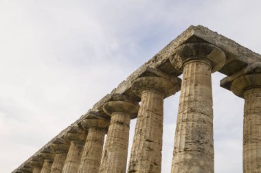 reek Paestum Tapınakları - Unesco Dünya Mirası, dünyanın en iyi korunmuş antik Yunan tapınakları bazı. Paestum'da Hera, Poseidon ve Ceres'in üç tapınağı hakkındadır..