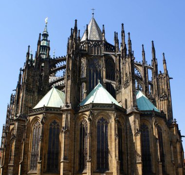 Prag, Çek Cumhuriyeti - 19 Temmuz 2014. Prag'daki St. Vitus Katedrali'ne bakan turistler. -