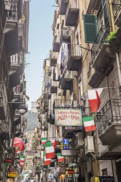 Napoli, İtalya - 11 Kasım 2015.İtalya'nın ve tüm dünyanın en çekici şehirlerinden biri olan Napoli şehrinin bir parçası olan Quartieri Spagnoli'de (İspanyol Mahalleleri) tipik sonbahar günü.