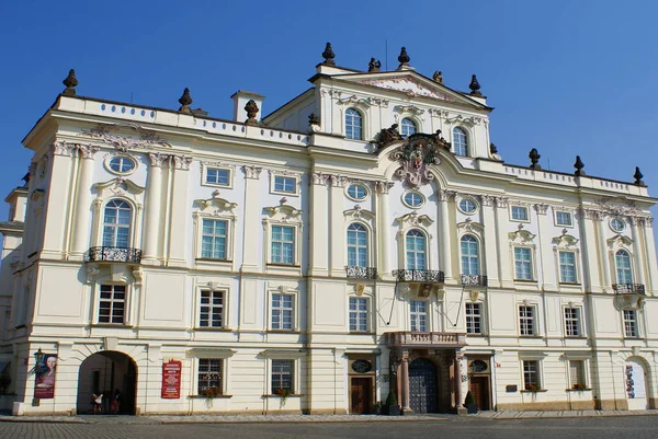 Prague République Tchèque Juillet 2014 Palais Archevêque Célèbre Bâtiment Entrée — Photo