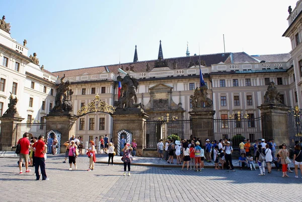 Prague République Tchèque Juillet 2014 Touristes Dans Première Cour Château — Photo