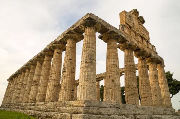 佩斯图姆的雷克神庙 联合国教科文组织世界遗产 拥有一些保存最完好的古希腊寺庙 它是关于赫拉 波塞冬和塞雷斯的三个寺庙在佩斯塔姆 意大利 — 图库照片