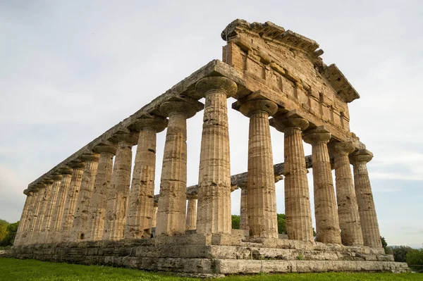 Paestum의 Reek 유네스코 세계에서 그리스 사원의 일부와 이탈리아 파에스툼에 포세이돈 — 스톡 사진