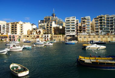 Napoli, İtalya - 8 Kasım 2015.Napoli'nin renkli körfezi, Akdeniz'de inanılmaz turistlerin cazibesi. Lungomare-rıhtım alanı, mavi gökyüzü ve balıkçı tekneleri üzerinde binalar tatil ile manzara görünümü.