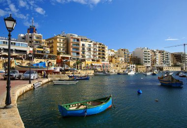 Napoli, İtalya - 8 Kasım 2015.Napoli'nin renkli körfezi, Akdeniz'de inanılmaz turistlerin cazibesi. Lungomare-rıhtım alanı, mavi gökyüzü ve balıkçı tekneleri üzerinde binalar tatil ile manzara görünümü. 