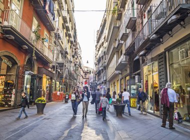 Napoli, İtalya - 7 Kasım 2015.Via Chiaia'daki turistler, Napoli'nin tarihi merkezinde galeriler, butikler ve dükkanlarla ünlü cadde, Unesco tarafından Dünya Mirası Listesi'nde. 
