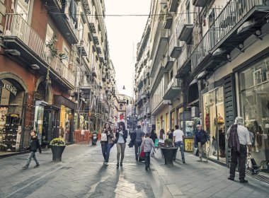 Napoli, İtalya - 7 Kasım 2015.Via Chiaia'daki turistler, Napoli'nin tarihi merkezinde galeriler, butikler ve dükkanlarla ünlü cadde, Unesco tarafından Dünya Mirası Listesi'nde. 