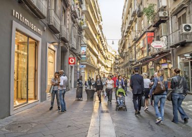Napoli, İtalya - 7 Kasım 2015.Via Chiaia'daki turistler, Napoli'nin tarihi merkezinde galeriler, butikler ve dükkanlarla ünlü cadde, Unesco tarafından Dünya Mirası Listesi'nde. 