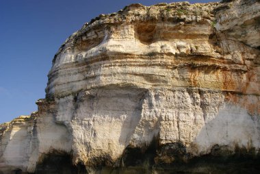Gozo Adası, Malta Adaları ,Avrupa - 5 Kasım 2014. Doğanın gücü. Gozo Adası, Malta'daki ünlü Azure Window, Dwejra mağarasında bir tekne gezisinden görülen inanılmaz kaya oluşumu